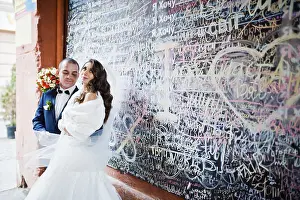 Porträtbilder Drucke: Schönes Hochzeitspaar Hintergrund Graffitifassade Wand der Liebe Worte.