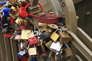 Eternal Love Symbol Drucke: Lover's lock on a railing