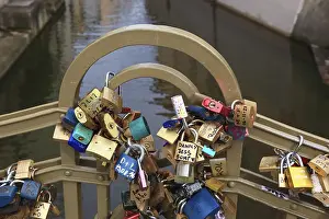 Eternal Love Symbol Drucke: Lover's lock on a railing