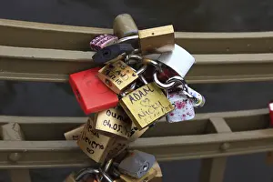 Eternal Love Symbol Drucke: Lover's lock on a railing