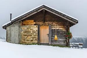 Wooden Hut In Snow Drucke: Lovingly decorated mountain hut