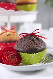 Decorative Still Life Photography Drucke: Lovingly decorated muffins on a coffee table