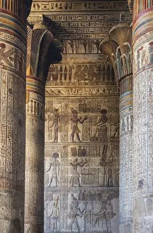 Egyptian Religious Buildings Drucke: A low angle shot inside Esna Temple