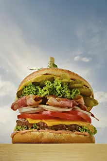 American Fast Food Meal Drucke: Low angle view of beef burger with bacon
