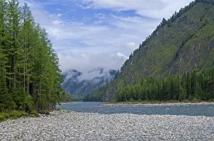 Drucke von Dünne Wolken in einem Bergtal über dem Fluss. Fluss Oka Sayan, Sibirien, Russland. Wolkentag im August Fluss Drucke: Dünne Wolken in einem Bergtal über dem Fluss.