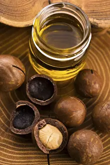 Deserted Kitchen Scene Drucke: Macadamia nut oil