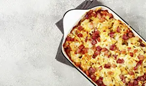 Baked Pasta Dish Drucke: Macaroni with cheese and bacon