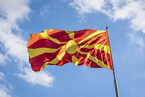 Nordmazedonien Drucke: Die Flagge Mazedoniens weht im Wind.