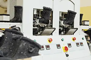One Person Workshop Setup Drucke: Machine for production and processing of winter shoes