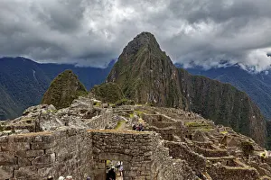 Ancient Inca Architecture Drucke: Machu Picchu with dramatic cloudscape and visible mountain