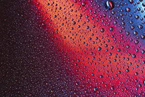 Close Up Raindrop Drucke: Macro abstract drops water bright surface