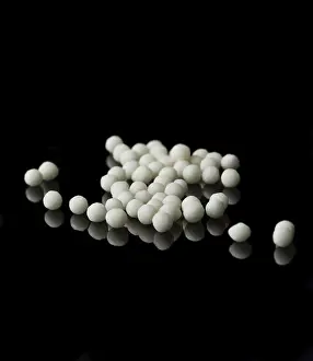 Alternative Medizin Drucke: Makro von homöopathischer Medizin auf schwarzer Oberfläche.