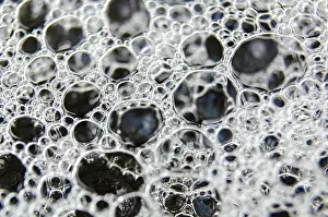 Bilder Datiert 4. Oktober 2024: Makroansicht von Blasen, die sich auf der Wasseroberfläche bilden
