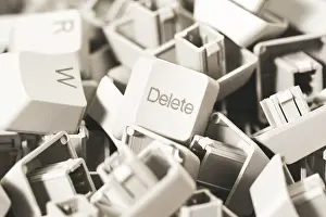 Drucke von Makroansicht eines Haufens Computer-Tasten. Schwerpunkt auf der Löschtaste. Computer-Reparatur, -Service Fotorealistische Kunstwerke Drucke: Überblick vom Stapel von Tasten einer Computertastatur.