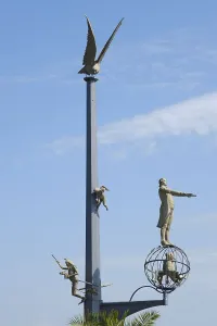 Peter Lenk Sculpture Drucke: Magic Column, sculpture by Peter Lenk