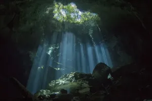 Höhle des Lichts von der Höhlendecke