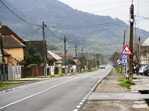 Southeast Europe Roads Drucke: Main road through Remeți