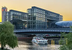 Central Europe Tourism Drucke: Main station with Spree and excursion steamer
