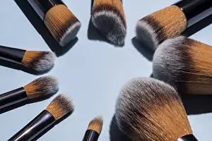 Personal Hygiene Goods Drucke: Make up brush sets arranged in a circle on blue background