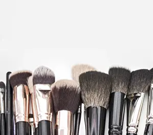 Beauty Product Display Drucke: Make up brushes plain background