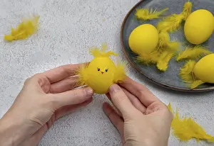 Easter Egg Chick Decoration Drucke: How to make a chick from eggs for Easter decor