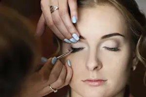 Caucasian Female Model Drucke: Make-up artist doing makeup.Make up