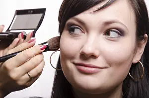 Female Makeup Artist Drucke: Makeup artist in the process of makeup