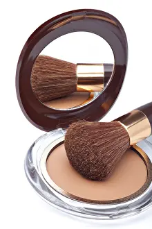 Beauty Products Drucke: Makeup Powder and Brush on a white background