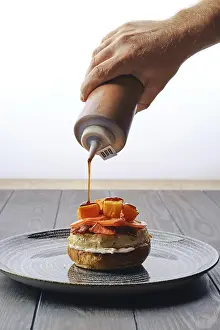 Beef Burger Drucke: Making burger with beef, bacon