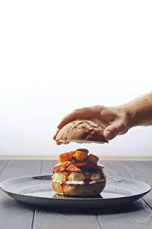 Burger Photography Drucke: Making burger with beef, bacon