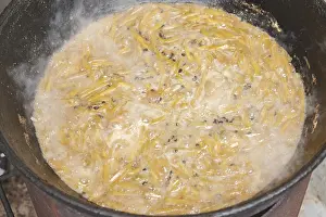 Deserted Picnic Scene Drucke: The making of pilaf in cauldron