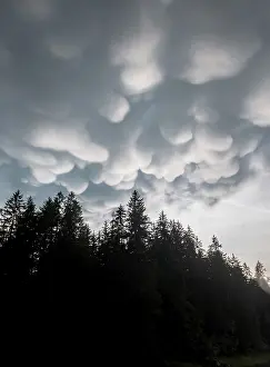 Dramatic Cloud Atmosphere Drucke: Mammoth clouds, bad weather, dramatic cloud atmosphere