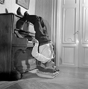 altmodisch, altmodisch, altmodisches, veraltet, überholt, abgelaufen, antiquiert, aus der Mode gekommen, vergangenheit , Vergangenheiten , Möbel , Geschichte , Fitness , Gesundheit , Klavier Klavieren Musikinstrument Musikinstrumente musikalisches Instrument Musik Sport Sportarten