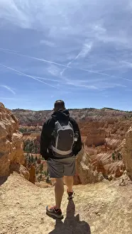 Outdoor Travel Photography Drucke: Man with a backpack exploring the rugged terrain and unique hoodoo formations