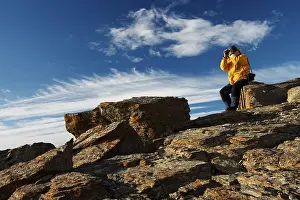 Norwegian Nature Photography Drucke: Man with binocular viewing/looking at Svalbard