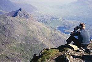 Historic British Landmark Image Drucke: Man with binoculars on the summit of Mount Snowdon