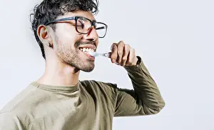 Oral Hygiene Image Drucke: Man brushing his teeth isolated