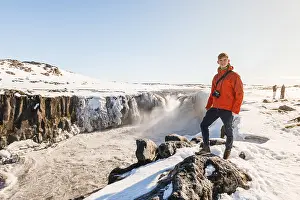 Nature Reserve Iceland Drucke: Man with camera standing at the edge