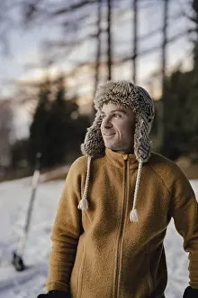 Man In Snow Drucke: Man with cap in the snow