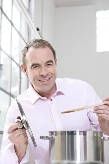 Caucasian Man Cooking Drucke: Man cooking