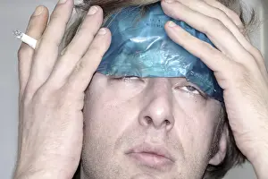 Migraine Pain Relief Drucke: Man with a coolpack