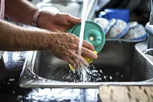 Close Up Image Drucke: Man doing the dishes, close up