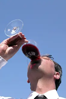 Red Coloured Drink Drucke: Man drinking red vine