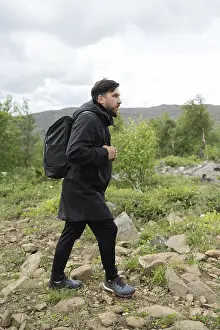 Adventure Travel Drucke: Man is engaging in a mountain hike