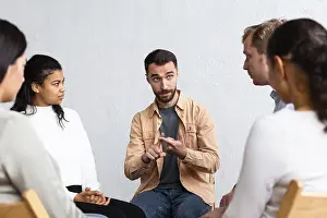 Group Therapy Session Drucke: Man explaining his problems group therapy session
