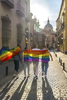 Rainbow Flag Demonstration Drucke: Man with his back facing the demonstration with the rainbow flags