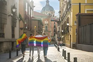 Rainbow Flag Symbolism Drucke: Man with his back facing the demonstration with rainbow flags at sunset