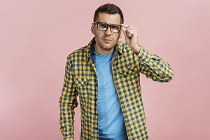 Portrait Of A Manager Drucke: Man with glasses looking curious