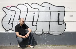 Urbane Kunst Drucke: Ein Mann vor einer Graffiti-Wand.