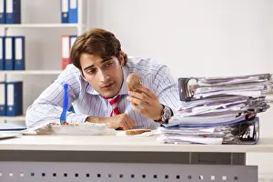 Single Person Relaxing Drucke: Man having meal at work during break